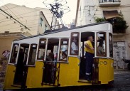 Tres muertos tras descarrilar el turístico funicular de La Gloria en Lisboa