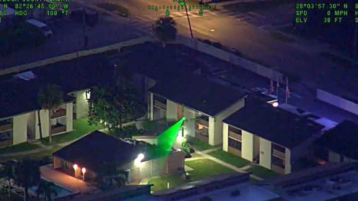 Adolescente arrestado por apuntar con láser a helicóptero