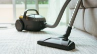 No gastes en productos carísimos: el truco infalible de la aspiradora para aromatizar tus ambientes mientras limpiás