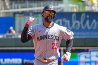 Deadspin | Twins CF Byron Buxton (knee) leaves game vs. Royals
