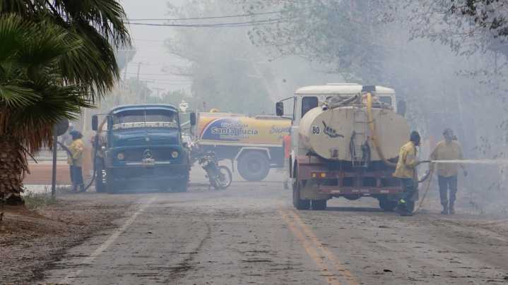 Un feroz incendio en una finca de Santa Lucía se propagó a una vivienda