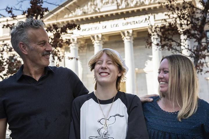 "Nací por gestación subrogada; soy tan humana como cualquiera": La familia estrella del congreso internacional en Madrid que condenan las feministas