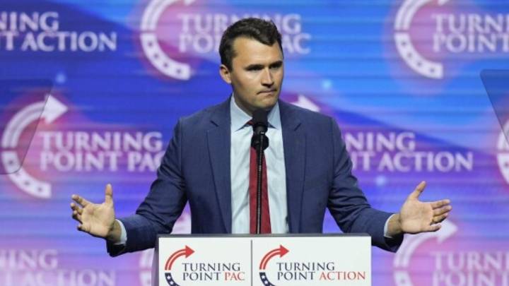 Balean al comentarista de derecha Charlie Kirk en evento universitario de Utah