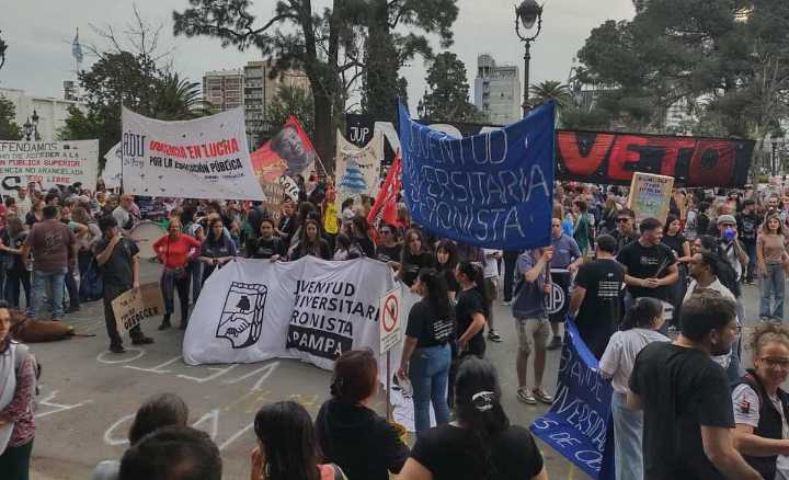 Una gran movilización celebra el rechazo al veto de Milei a las universidades