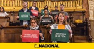 La flotilla de Colau y Coronas irrumpe en el plenario municipal de Barcelona