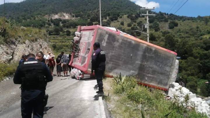 Vuelcan camión refresquero para evitar tragedia tras quedarse sin frenos en Tehuacán