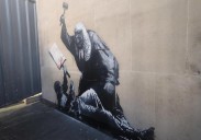 Banksy reaparece en Londres con un mural de un juez golpeando a un manifestante