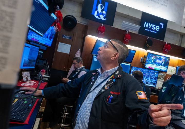 Wall Street inches higher ahead of revisions to U.S. jobs numbers