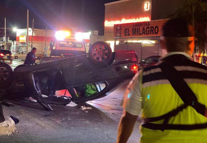 Accidente en Cancún: BMW vuelca en cruce López Portillo