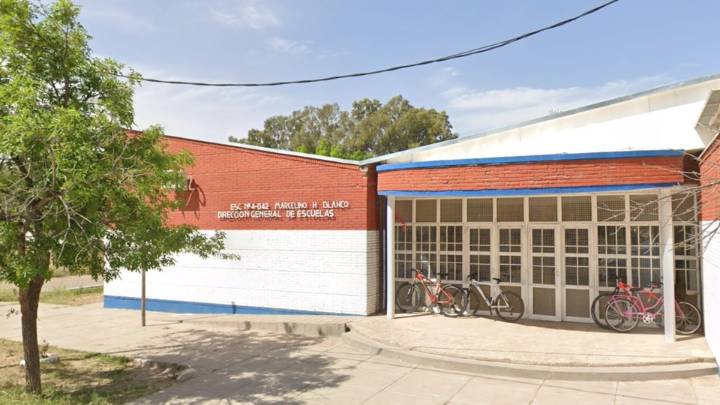 Mendoza: la estudiante que llevó un arma a la escuela entregó la pistola a los negociadores