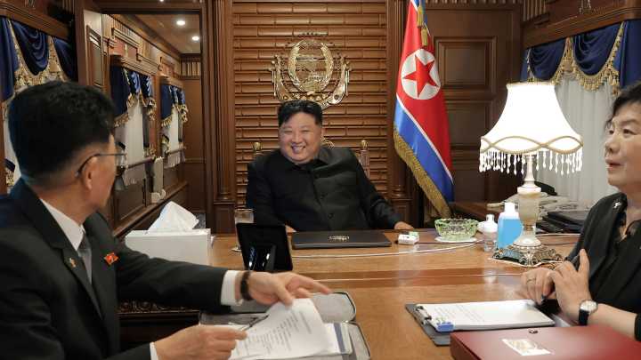 Kim cruza en tren la frontera con China para asistir al desfile militar con Xi y Putin
