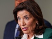 Kathy Hochul arremetió contra Donald Trump: “Quiere que Nueva York se derrumbe”