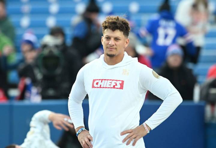 Patrick Mahomes’ Agent Issues Public Warning on Fraudulent Activity, Confirms Chiefs QB’s Social Media Status Patrick Mahomes’ agent warns fans about fake social accounts following viral deepfake clip