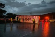 Tráiler de Yakult vuelca en la autopista Campeche–Champotón; hay tres heridos