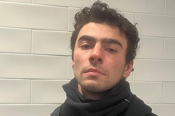 Luigi Mangione, acusado de asesinar al CEO de UnitedHealthcare, aparece como modelo en la web de Shein