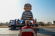Estudiantes exhiben en Brasilia un muñeco inflable de Bolsonaro vestido de recluso