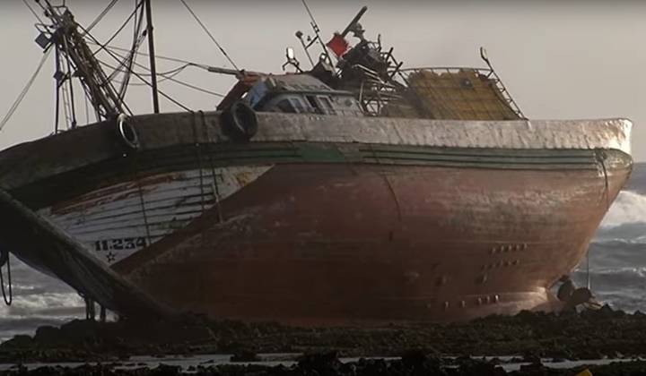 El vertido por el barco encallado en Lanzarote obliga a cerrar playas