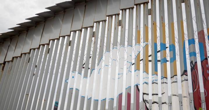 Plasman mensajes por la paz en el muro fronterizo de Tijuana