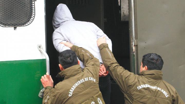 Carabineros dispara contra ocupantes de vehículo que intentó atropellar a carabinero para evitar fiscalización en Peñalolén