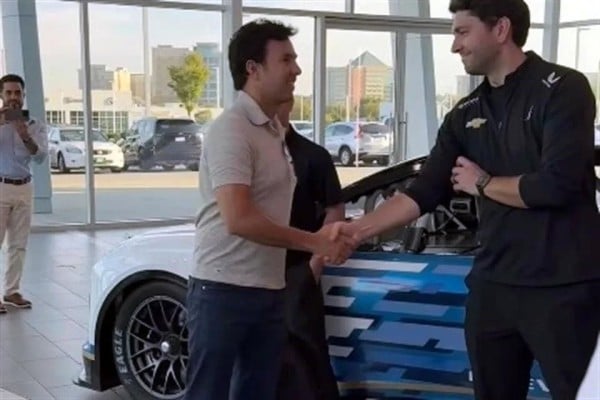 Vive Checo Pérez primer día de trabajo con Cadillac