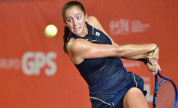 Con una victoria rotunda, la riojana Ortenzi disputará los cuartos de final del Torneo W15