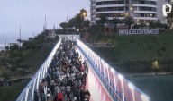 Centenares de familias llegan a Miraflores para recorrer el recién inaugurado Puente de La Paz