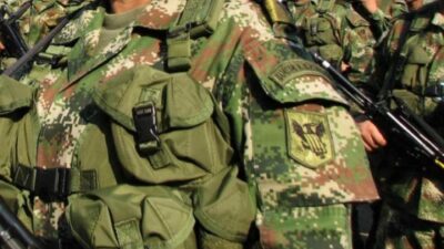 Trece militares colombianos imputados por ejecutar civiles ayudan a recuperar 54 cuerpos