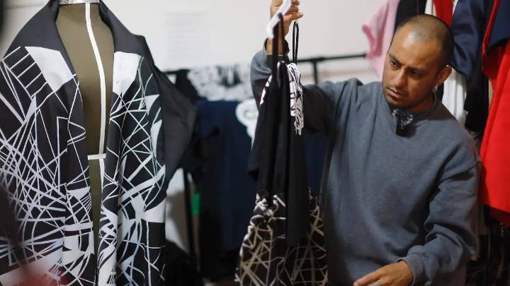 Personas encarceladas cosen su camino a la reinsernción: así funciona la moda social