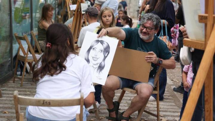 Caricaturas a cambio de sonrisas en Recoletos