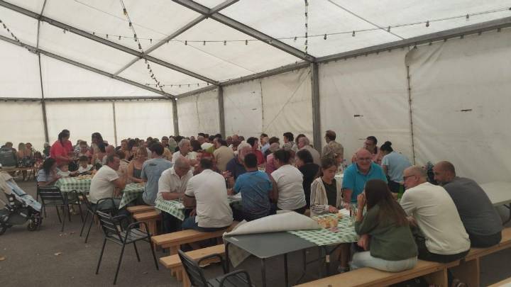 Paellada en Muñó: más de un centenar de personas disfrutan del arroz de las fiestas