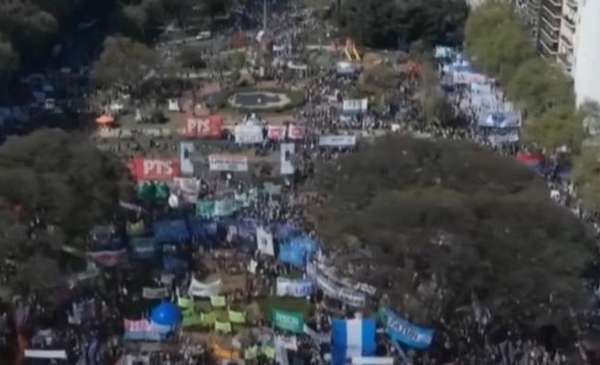 Miles se movilizan en las calles y llegan al Congreso para rechazar los vetos de Milei