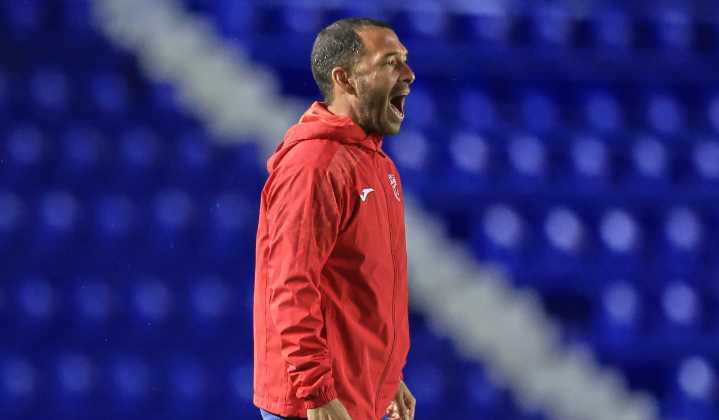 Entrenador de Bravas explota contra la regla de menores: “unas se parten la madre, pero tienes que poner otras”