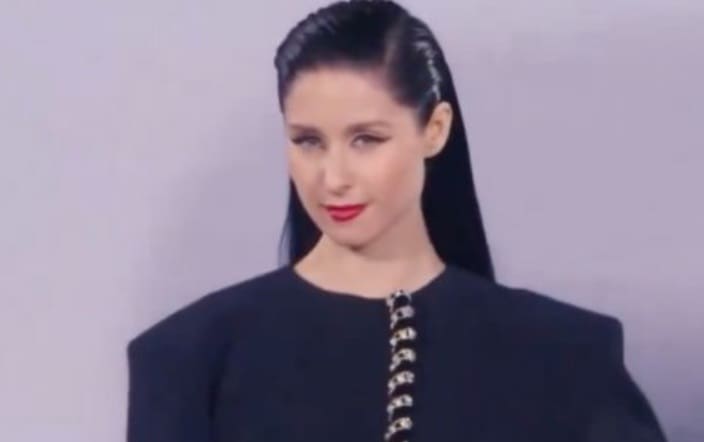 “Orgullo de mujer chilena”: Así fue el impactante desfile de Fran Valenzuela en la Semana de la Moda de París