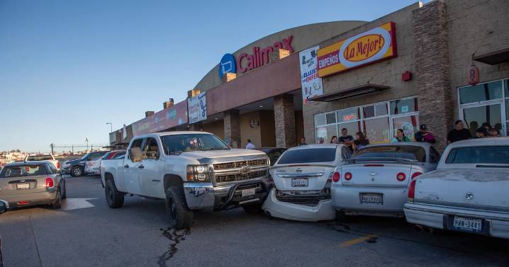 Conductor choca 5 vehículos estacionados en Calimax Fundadores al intentar huir