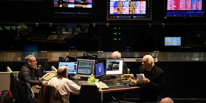 El mercado asumió riesgos en acciones y bonos, señal de que no espera un resultado electoral malo para el Gobierno