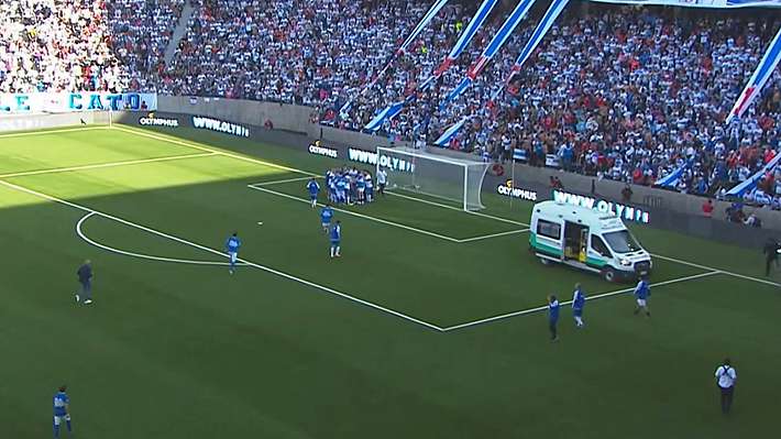 Conmoción en el Claro Arena: Patricio Toledo se desploma en plena despedida de capitanes de la UC y es llevado de urgencia a la clínica