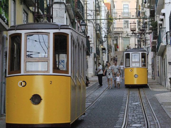 Al menos tres muertos al descarrilar un funicular en Lisboa