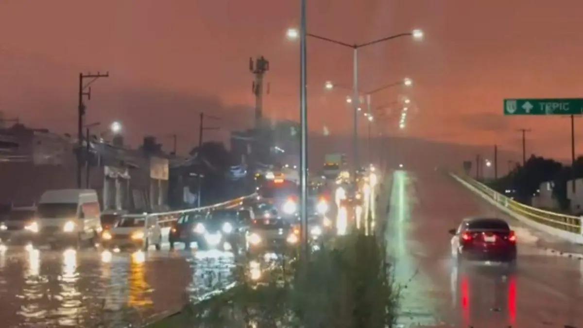 Lluvias provocaron desbordamientos de canales, cortes de energía y cierre de paso en zona rural de Mazatlán