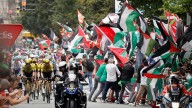 Corredores de La Vuelta resaltan su "miedo" al atravesar las manifestaciones pro-palestinas en Bilbao: "Parecía el motín de una cárcel"