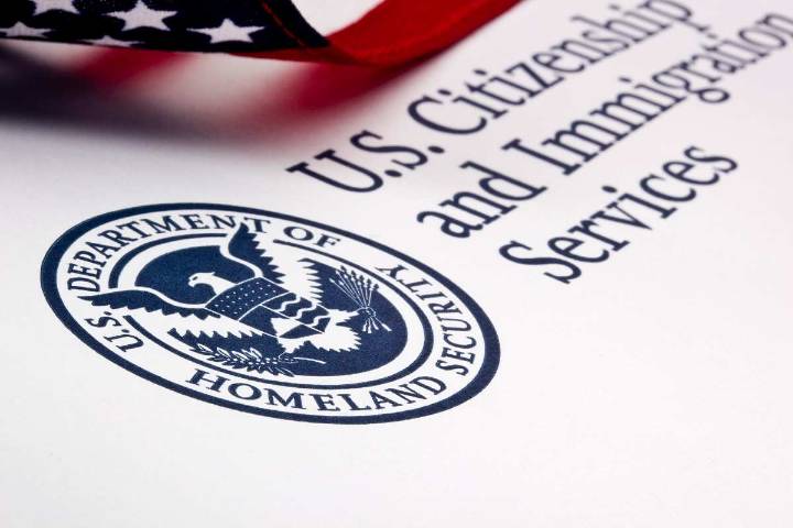 USCIS ya puede arrestar a migrantes: le dan poder de portar armas y presentar cargos