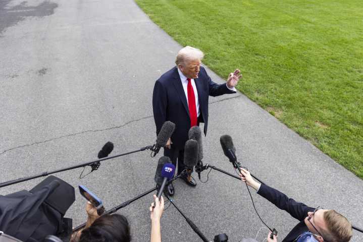 Trump le dice “cállate” a un periodista australiano que le pregunta sobre sus negocios