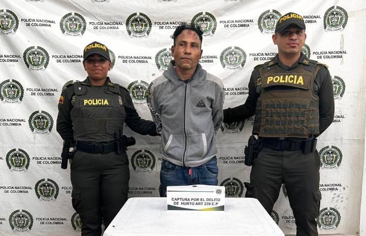 A «vasito con agua» lo sorprendieron hurtando en una vivienda y la comunidad lo entregó a la Policía
