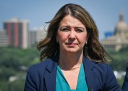 La provincia canadiense de Alberta retira un plan de censura de libros en las escuelas ante el aluvión de protestas