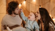 La neurociencia confirma: tener un hijo reduce el cerebro de los padres y madres