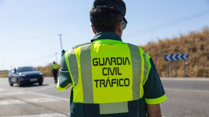 El vuelco de un camión en la A-6 derrama gasoil en la carretera y provoca un herido leve a la altura de Brazuelo