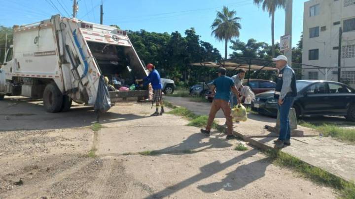 Atienden denuncia de vecinos del fraccionamiento El Toro con brigada de limpieza