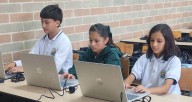 Ministerio de Educación entregó 100 computadores portátiles en colegio público de Envigado
