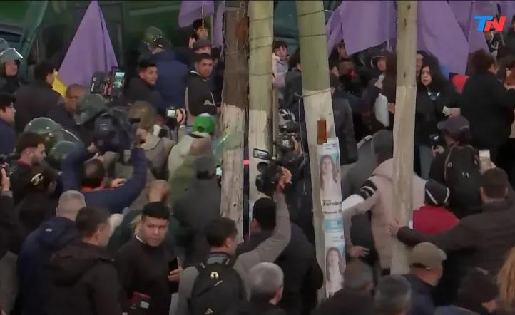 Tensión y violencia en el cierre de campaña de Javier Milei en Moreno: pedradas, huevazos y empujones