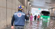 Rescatan a 63 pasajeros atrapados por inundación en Río Churubusco
