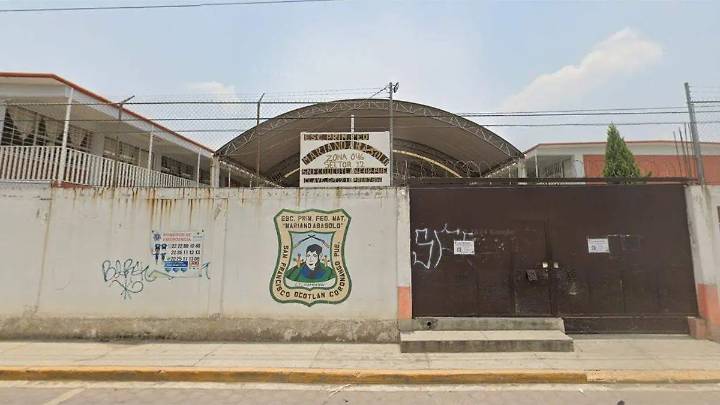Deja lluvia bajo el agua a primaria de Coronango; padres de familia y autoridades realizan limpieza de aulas